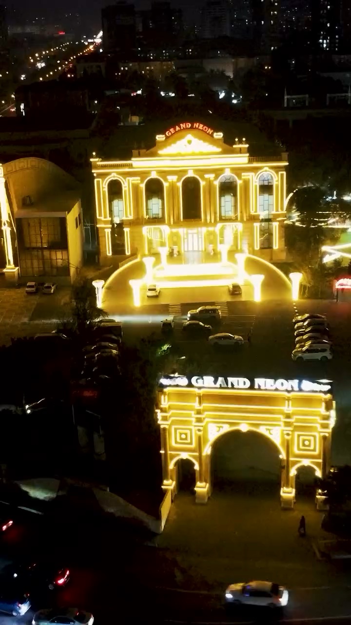 Grand Neon Saray